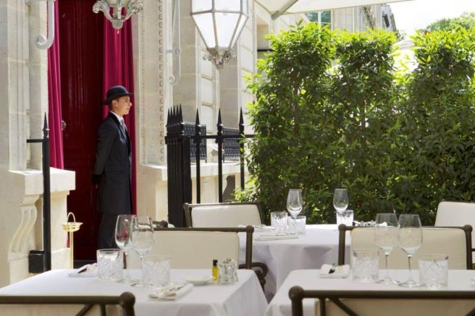 © G. Gardette. Terrasse Avenue Gabriel. La Réserve Paris