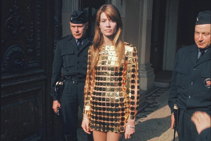 La robe métallique de Paco Rabanne, un succès permanent