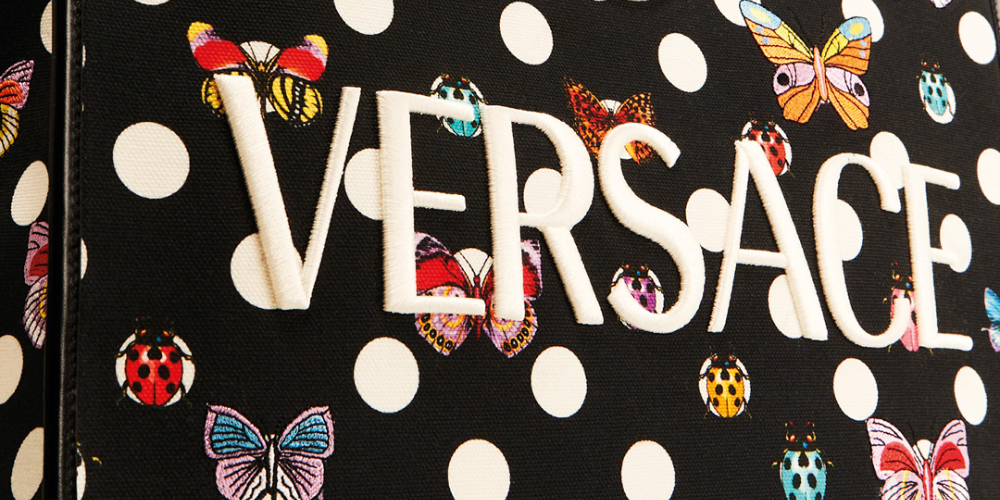 Versace X Dua Lipa, une collection estivale inoubliable : "La Vacanza"